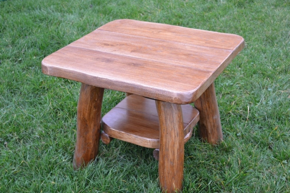 Masivní stolek Bobík