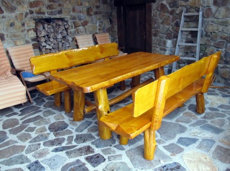 Dřevěný masivní nábytek